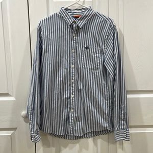 Dockers Men’s Long Sleeve Button-up dress shirt in Blue and White Stripes